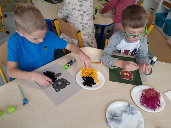 Przedszkolaki uczestniczą w zabawach związanych tematycznie ze Światowym Dniem Pluszowego Misia.
