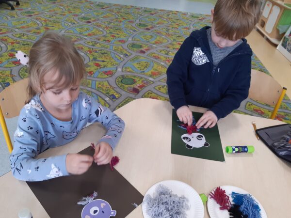 Przedszkolaki uczestniczą w zabawach związanych tematycznie ze Światowym Dniem Pluszowego Misia.