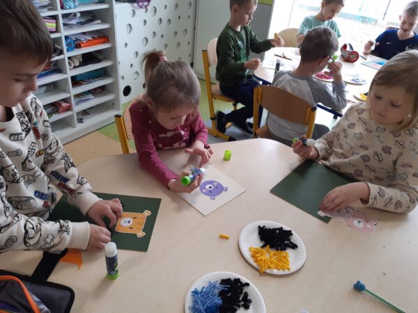 Przedszkolaki uczestniczą w zabawach związanych tematycznie ze Światowym Dniem Pluszowego Misia.