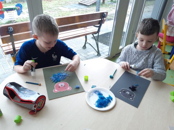 Przedszkolaki uczestniczą w zabawach związanych tematycznie ze Światowym Dniem Pluszowego Misia.