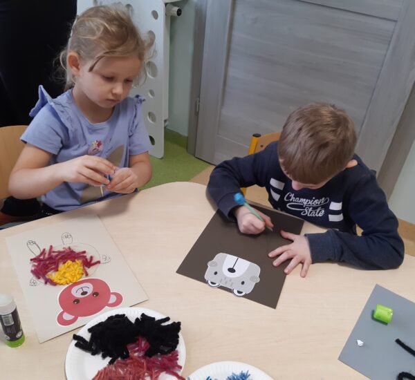 Przedszkolaki uczestniczą w zabawach związanych tematycznie ze Światowym Dniem Pluszowego Misia.