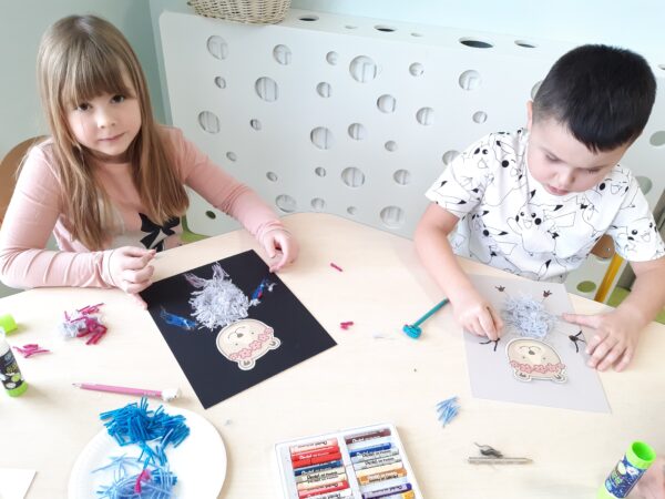 Przedszkolaki uczestniczą w zabawach związanych tematycznie ze Światowym Dniem Pluszowego Misia.