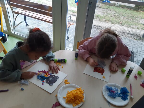 Przedszkolaki uczestniczą w zabawach związanych tematycznie ze Światowym Dniem Pluszowego Misia.