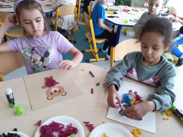 Przedszkolaki uczestniczą w zabawach związanych tematycznie ze Światowym Dniem Pluszowego Misia.