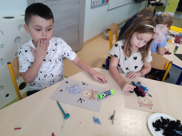 Przedszkolaki uczestniczą w zabawach związanych tematycznie ze Światowym Dniem Pluszowego Misia.