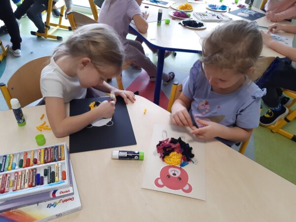 Przedszkolaki uczestniczą w zabawach związanych tematycznie ze Światowym Dniem Pluszowego Misia.