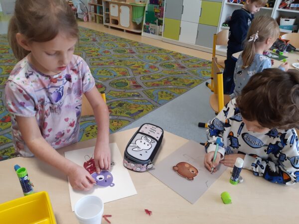 Przedszkolaki uczestniczą w zabawach związanych tematycznie ze Światowym Dniem Pluszowego Misia.