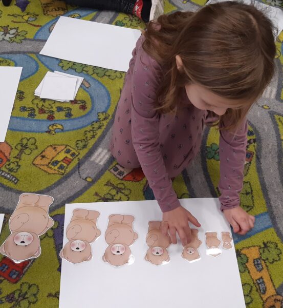 Ala uczestniczy w zabawach związanych tematycznie ze Światowym Dniem Pluszowego Misia.