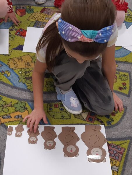 Gabrysia uczestniczy w zabawach związanych tematycznie ze Światowym Dniem Pluszowego Misia.