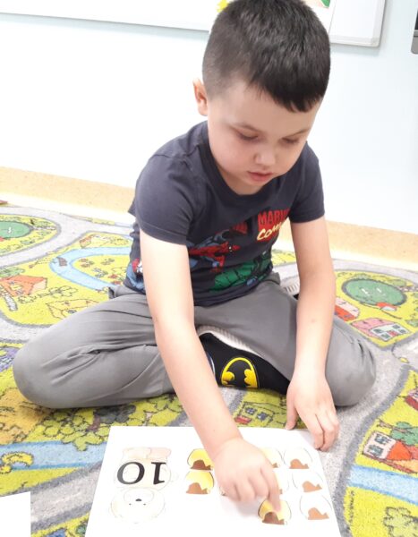 Szymonek uczestniczy w zabawach związanych tematycznie ze Światowym Dniem Pluszowego Misia.