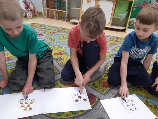 Przedszkolaki uczestniczą w zabawach związanych tematycznie ze Światowym Dniem Pluszowego Misia.