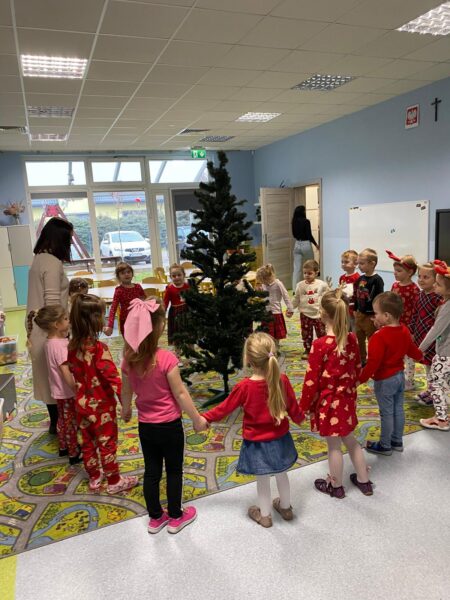 Zabawa przy piosence "Choinka i rodzinka"