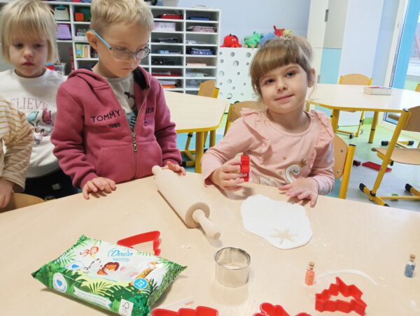Przedszkolaki tworzą ozdoby na kiermasz świąteczny