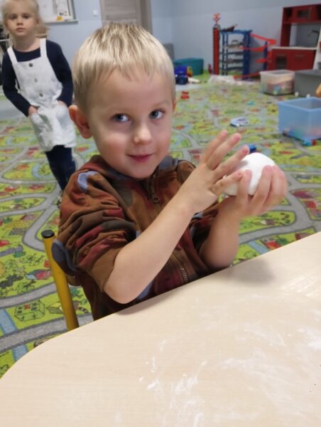 Mikołajek ugniata masę potrzebną do wykonania ozdób