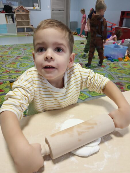 Marek wałkuje ciasto