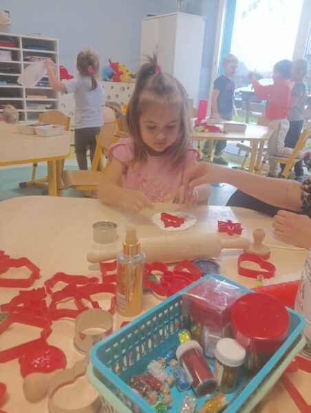 Klara stanęła przed trudnym wyborem foremek świątecznych