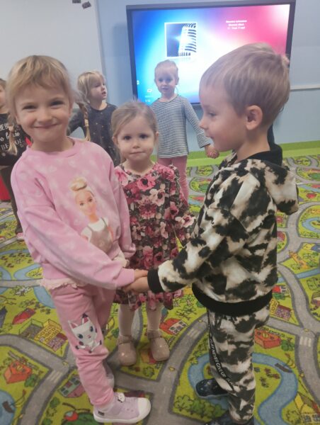 Hania podczas zabawy w kole