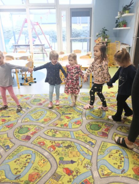 "Zamieszanie na polanie" - zabawa urodzinowa w kole