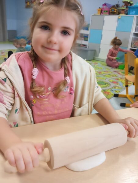 Marysia wałkuje masę porcelanową