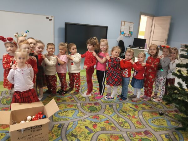 Pszczółki podczas wykonywania zadania adwentowego