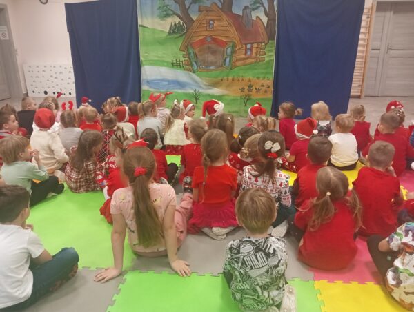 Przedszkolaki w oczekiwaniu na występ