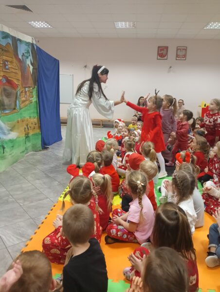 Śnieżynka przybija piątki przedszkolakom
