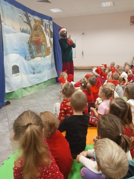 Dzieci oglądają spektakl