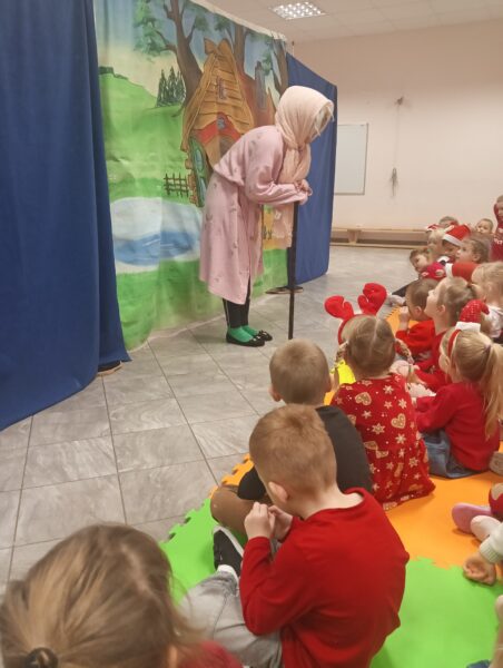 Dzieci uczestniczą w teatrzyku Mikołajkowa niespodzianka