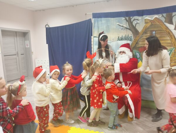 Pszczółki otrzymują prezenty od Św. Mikołaja