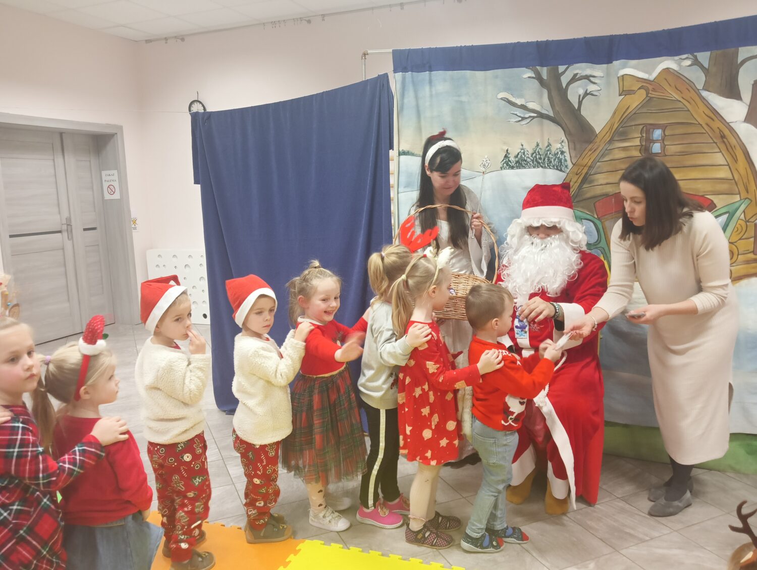 Pszczółki otrzymują prezenty od Św. Mikołaja