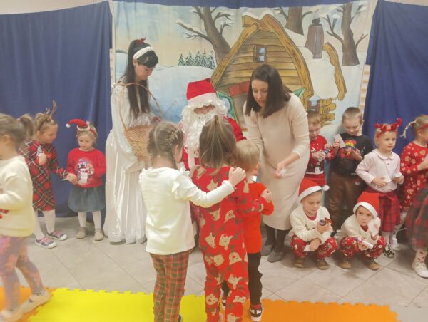 Pszczółki otrzymują prezenty od Św. Mikołaja