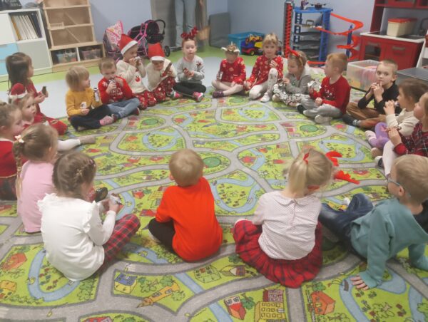 Przedszkolaki zjadają słodkie mikołaje