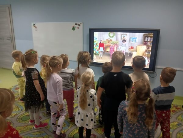 Przedszkolaki zainteresowane zadaniem