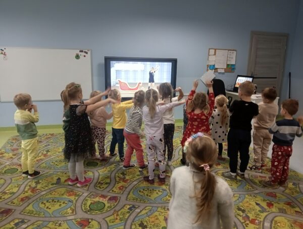 Pszczółki chcą uratować Święta więc razem ćwiczą w świątecznej misji