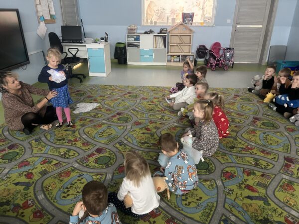 Zainteresowane przedszkolaki podczas zabaw aktywizujących