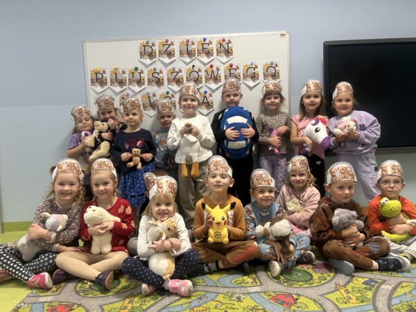 Grupa Pszczółek w Dniu Pluszowego Misia