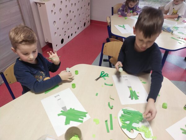 Nikoś i Kajtek wyklejają pora