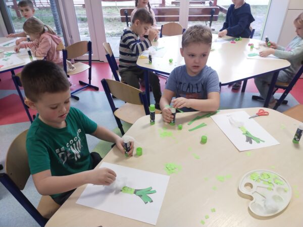 Chłopcy przyklejają watę