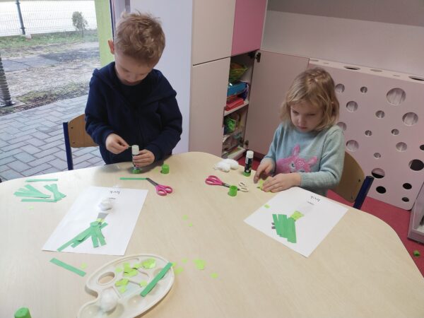 Weronika i Oliwier wyklejają białą część pora