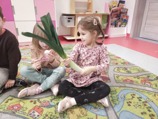 Dziewczynki poznają zapach pora i czosnku
