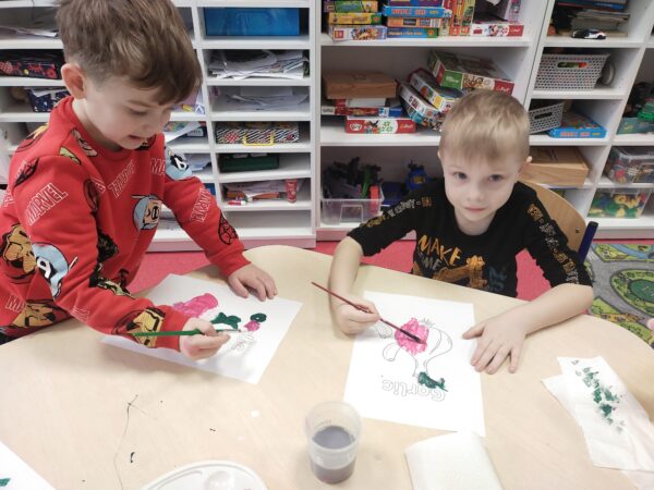 Chłopcy malują farbami ząbki czosnku