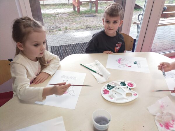 Ala i Antek malują farbami