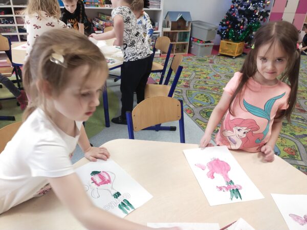 Dziewczynki malują części czosnku