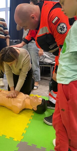 Misie biorą udział w zajęciach edukacyjnych z ratownikiem medycznym.