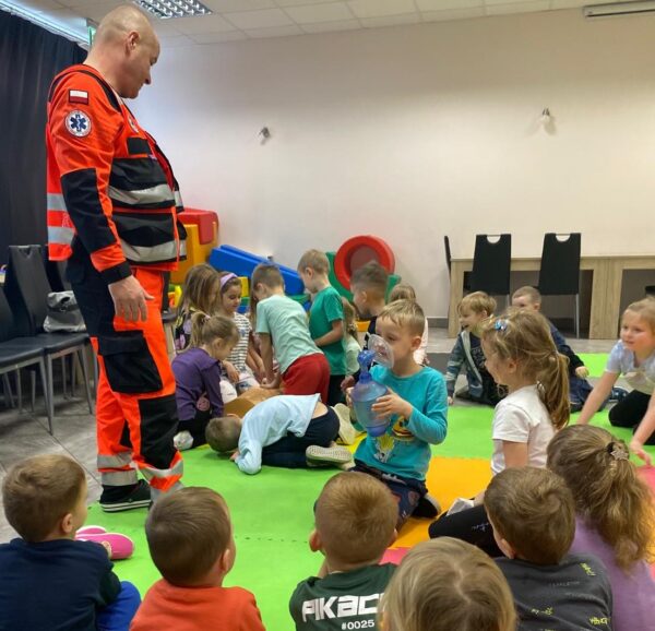 Misie biorą udział w zajęciach edukacyjnych z ratownikiem medycznym.