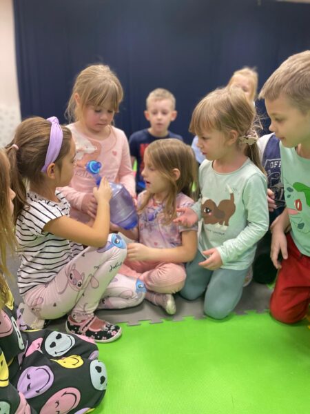 Misie biorą udział w zajęciach edukacyjnych z ratownikiem medycznym.