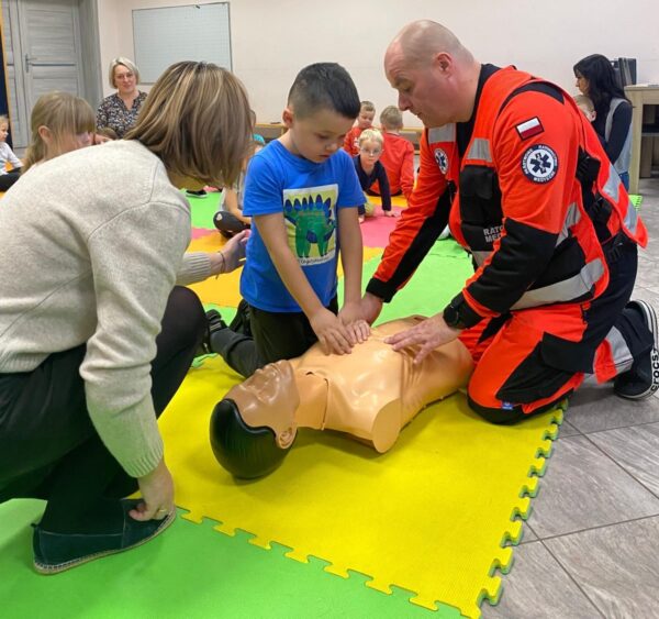 Misie biorą udział w zajęciach edukacyjnych z ratownikiem medycznym.