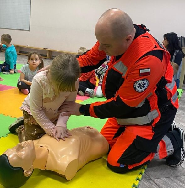 Misie biorą udział w zajęciach edukacyjnych z ratownikiem medycznym.