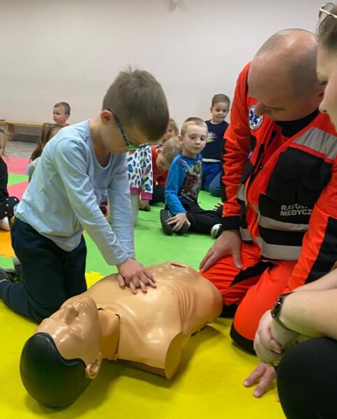 Misie biorą udział w zajęciach edukacyjnych z ratownikiem medycznym.