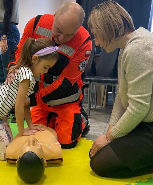 Misie biorą udział w zajęciach edukacyjnych z ratownikiem medycznym.